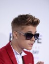 Justin Bieber : en costume rouge pour l'avant-première du film Believe à Los Angeles, le 18 décembre 2013