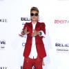 Justin Bieber : en costume rouge pour l'avant-première du film Believe à Los Angeles, le 18 décembre 2013