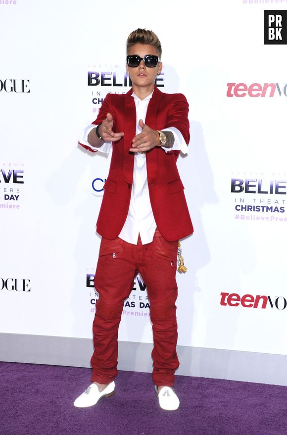 Justin Bieber : en costume rouge pour l'avant-première du film Believe à Los Angeles, le 18 décembre 2013