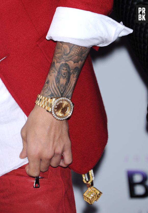 Justin Bieber : en costume rouge pour l'avant-première du film Believe à Los Angeles, le 18 décembre 2013