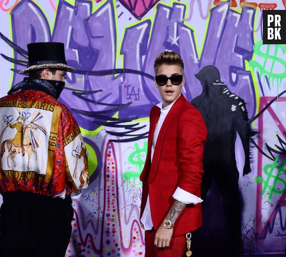 Justin Bieber : en costume rouge pour l'avant-première du film Believe à Los Angeles, le 18 décembre 2013