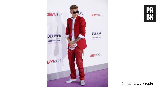 Justin Bieber entouré de Usher, Scooter Braun et Pattie Malette pour l&#039;avant-première du documentaire Believe à Los Angeles, le 18 décembre 2013