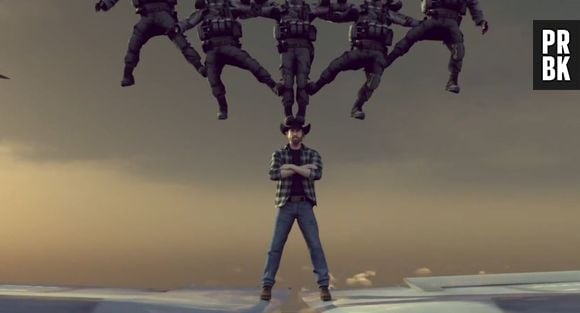 Chuck Norris plus fort que JCVD : il réalise un grand écart... entre deux avions (ou presque)
