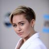 Miley Cyrus montre un sein dans un extrait de son clip façon sextape : 'Adore You'