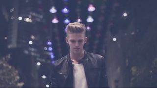 Cody Simpson : Please Come Home for Christmas, le clip mélancolique pour Noël