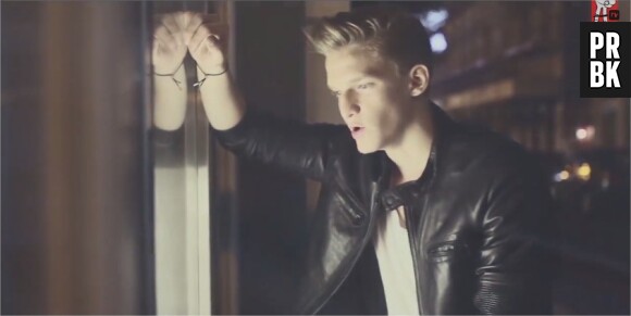Cody Simpson dans le clip de Please Come Home For Christmas