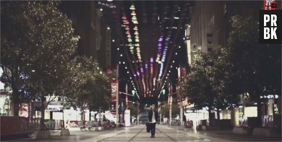 Cody Simpson dans le clip de Please Come Home For Christmas