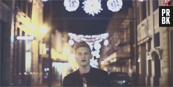 Cody Simpson dans le clip de Please Come Home For Christmas