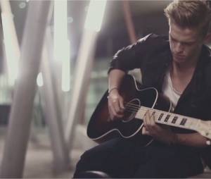Cody Simpson dans le clip de Please Come Home For Christmas