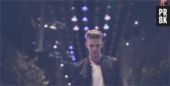Cody Simpson dans le clip de Please Come Home For Christmas