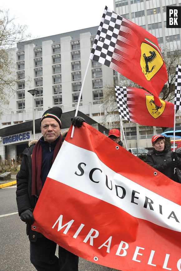Michael Schumacher : les fans de Ferrari devant le CHU de Grenoble, le 3 janvier 2014