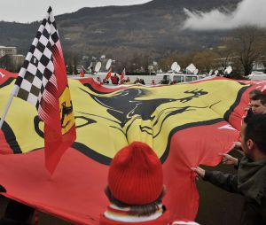 Michael Schumacher : les fans de Ferrari devant le CHU de Grenoble, le 3 janvier 2014