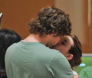 Emma Roberts et Evan Peters : gros bisou à NY, le 21 mai 2013