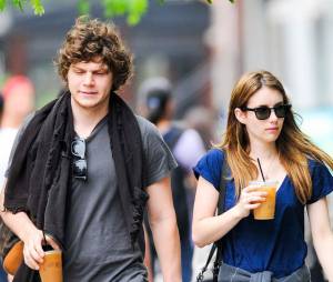 Emma Roberts et Evan Peters dans les rues de NY, le 22 mai 2013