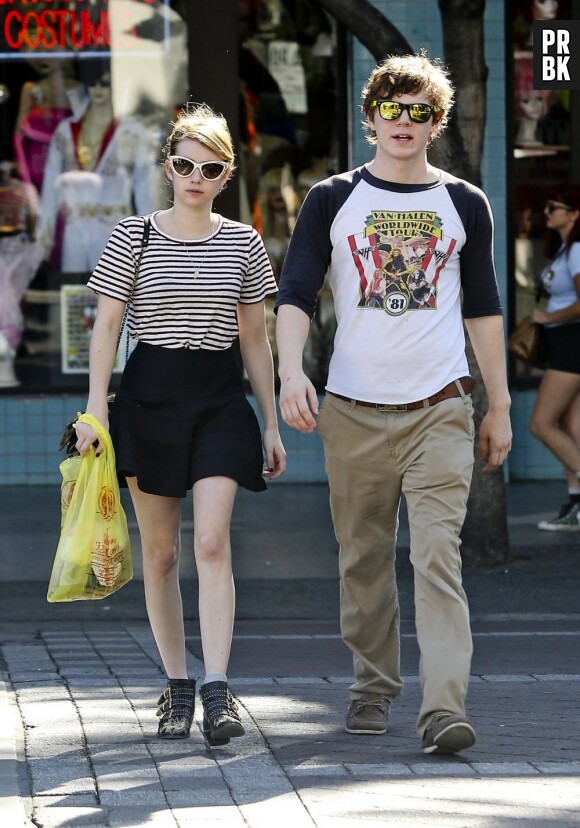 Emma Roberts et Evan Peters dans les rues de L.A, le 26 octobre 2012