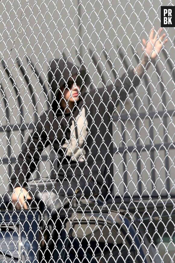 Justin Bieber salue ses fans avant de quitter son centre de détention le 23 janvier 2014