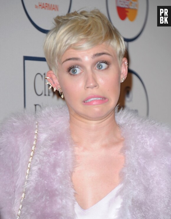 Miley Cyrus fait la grimace lors d'une soirée pré-Grammy Awards le 25 janvier 2014