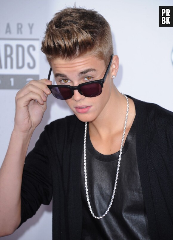 Justin Bieber sans bouton sur le tapis rouge des American Music Awards 2012