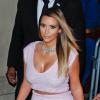 Kim Kardashian blonde dans une robe Dior coupée en deux, en janvier 2014