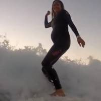 [VIDEO] Enceinte, elle passe 9 mois à surfer en Australie