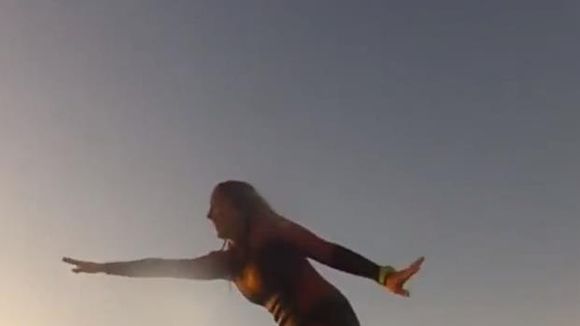 [VIDEO] Enceinte, elle passe 9 mois à surfer en Australie