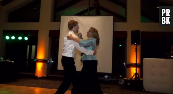 Pour son mariage, il danse avec sa mère