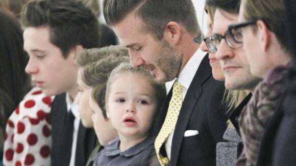 David Beckham, Harper sur les genoux, Brookyln, Romeo et Cruz au défilé de maman