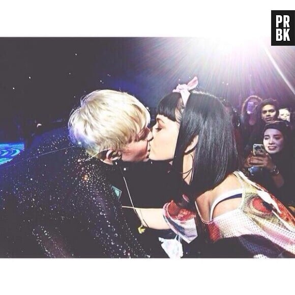 Miley Cyrus embrasse Katy Perry pendant son concert à Los Angeles le 22 février 2014
