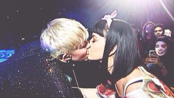 Miley Cyrus et Katy Perry s'embrassent sur la bouche en plein concert