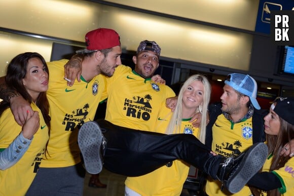 Les Marseillais à Rio : Julien fait le pître à l'aéroport Charles-de-Gaulle, le 6 mars 2014