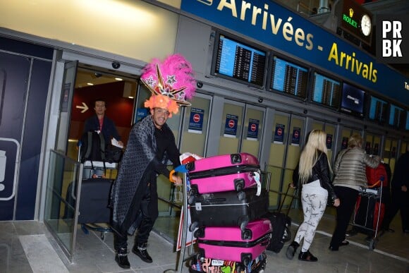 Les Marseillais à Rio : Julien et son chapeau fantaisiste, à l'aéroport Charles-de-Gaulle, le 6 mars 2014