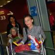 Les Marseillais à Rio : Kelly avec ses bagages à l'aéroport Charles-de-Gaulle, le 6 mars 2014