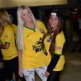 Les Marseillais à Rio : Jessica et Stéphanie avec le maillot des Marseillais, le 6 mars 2014, à l'aéroport Charles-de-Gaulle