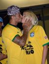 Les Marseillais à Rio : Julien et Jessica s'embrassent à l'aéroport Charles-de-Gaulle, le 6 mars 2014