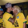 Les Marseillais à Rio : Julien et Jessica s'embrassent à l'aéroport Charles-de-Gaulle, le 6 mars 2014