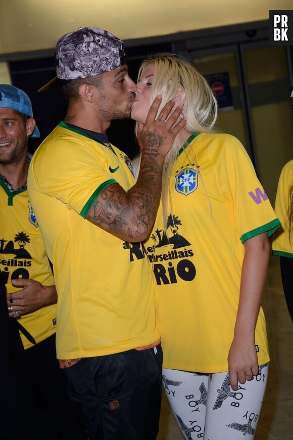 Les Marseillais à Rio : Julien et Jessica s'embrassent à l'aéroport Charles-de-Gaulle, le 6 mars 2014