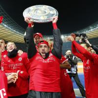 Franck Ribéry : casquette à l'envers et chenille pour fêter le titre du Bayern