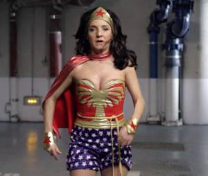 Florence Foresti en Wonder Woman pour soutenir le premier Institut en Sant&eacute; g&eacute;n&eacute;sique de France