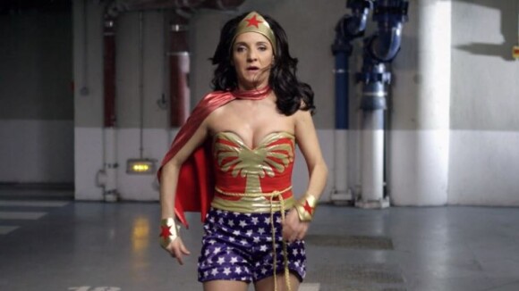 Florence Foresti en Wonder Woman contre les violences faites aux femmes