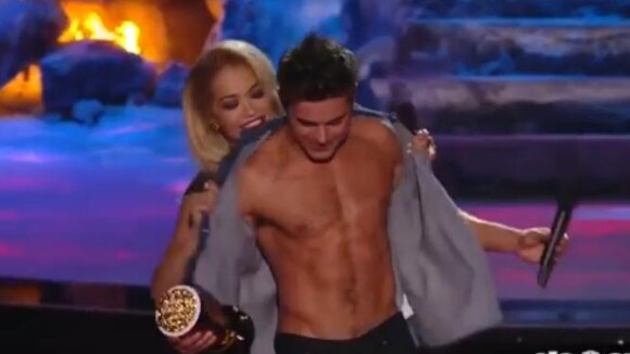Zac Efron : Rita Ora lui arrache sa chemise lors des MTV Movie Awards 2014
