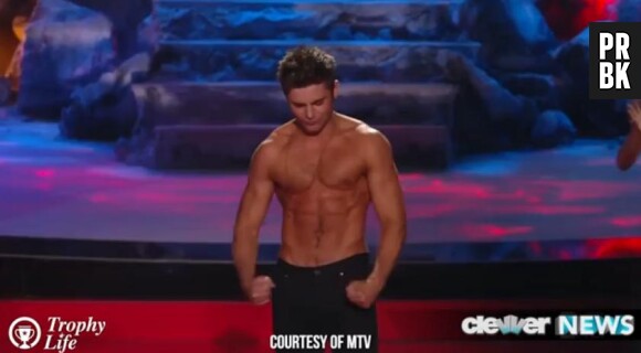 Zac Efron torse nu lors des MTV Movie Awards 2014