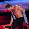 Zac Efron se fait déshabiller par Rita Ora lors de la cérémonie des MTV Movie Awards 2014