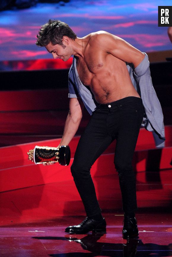 Zac Efron se fait déshabiller par Rita Ora lors de la cérémonie des MTV Movie Awards 2014