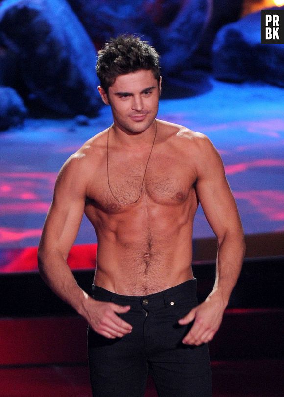 Zac Efron se fait déshabiller par Rita Ora lors de la cérémonie des MTV Movie Awards 2014