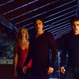 Vampire Diaries saison 5, épisode 20 : Caroline, Damon et Stefan sur une photo