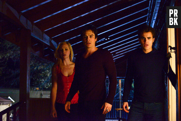 Vampire Diaries saison 5, épisode 20 : Caroline, Damon et Stefan sur une photo