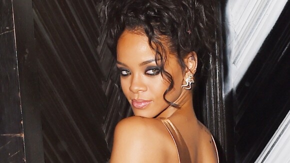 Rihanna exhibe ses fesses nues : sa robe sexy qui en dévoile trop