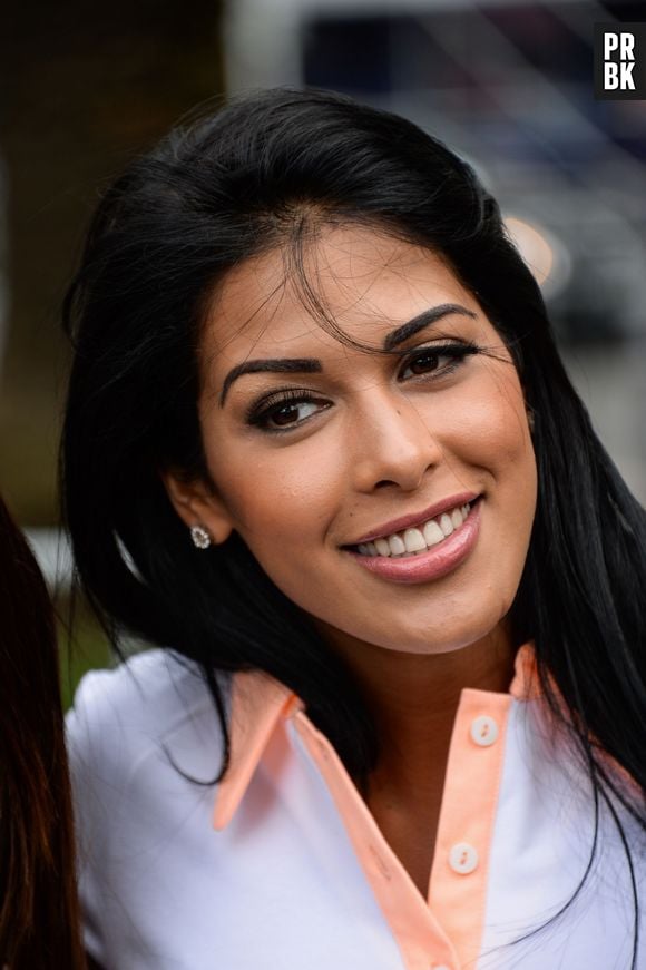 Ayem Nour en mini-jupe au Festival de Cannes, le 13 mai 2014 pour le tournage de l'émission L'Oeil d'Ayem