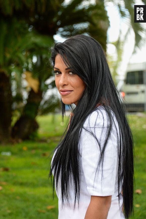 Ayem Nour en mini-jupe au Festival de Cannes, le 13 mai 2014 pour le tournage de l'émission L'Oeil d'Ayem