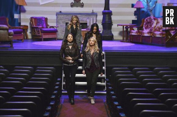 Pretty Little Liars saison 5, épisode 1 : Alison, Spencer, Hanna et Emily sur une photo